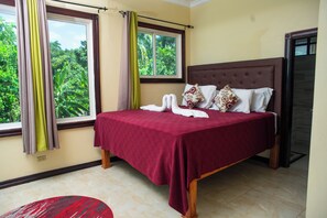 4 chambres, fer et planche à repasser, Wi-Fi, literie fournie