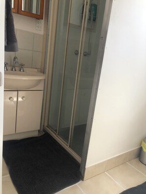 Shower, towels, soap, shampoo - Heart of the Farm Country Cottage (Tallarook)