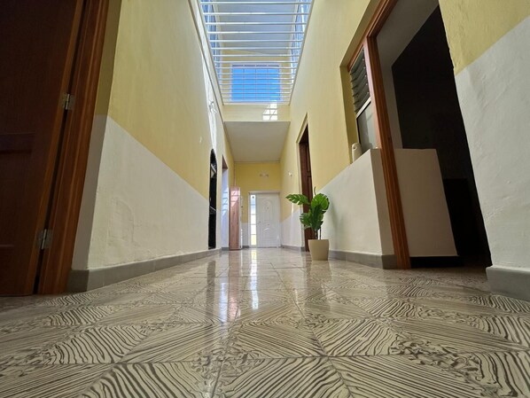 المنشأة من الداخل