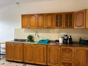 ثلاجة، ميكروويف، فرن، موقد طهي مسطح