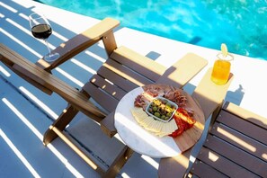 Outdoor dining - Heated Pool Oasis - Walk to Restaurants & Bars (Englewood)