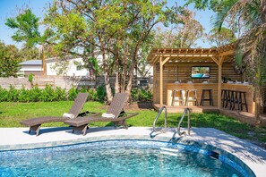 Una piscina al aire libre, una piscina climatizada