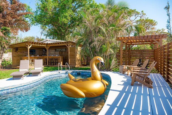 Una piscina al aire libre, una piscina climatizada