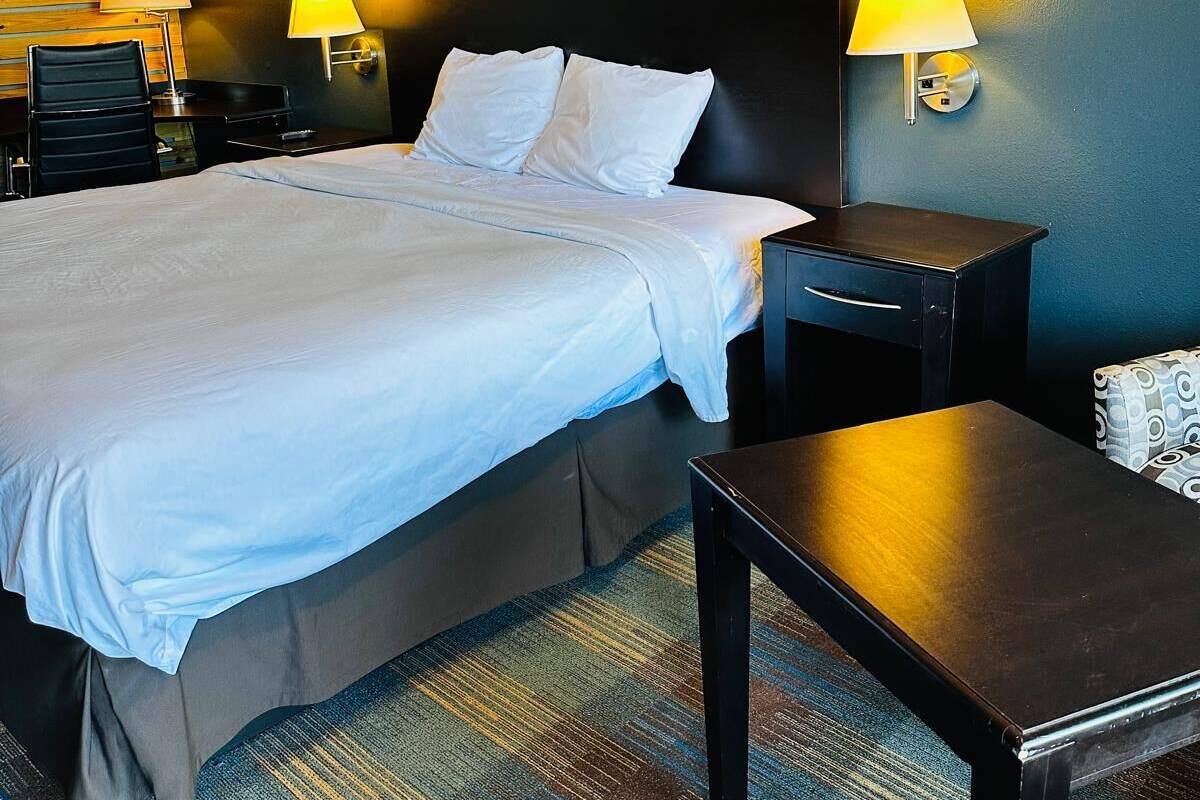 1 habitación, escritorio y espacio para trabajar con laptop