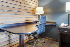 Desk, iron/ironing board, free WiFi, bed sheets - Capital O 3Y Motel Mount Vernon Renfro Valley (Mount Vernon)