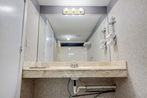 Habitación, 1 cama King size | Baño | Amenidades de baño gratuitas, secadora de cabello, toallas 