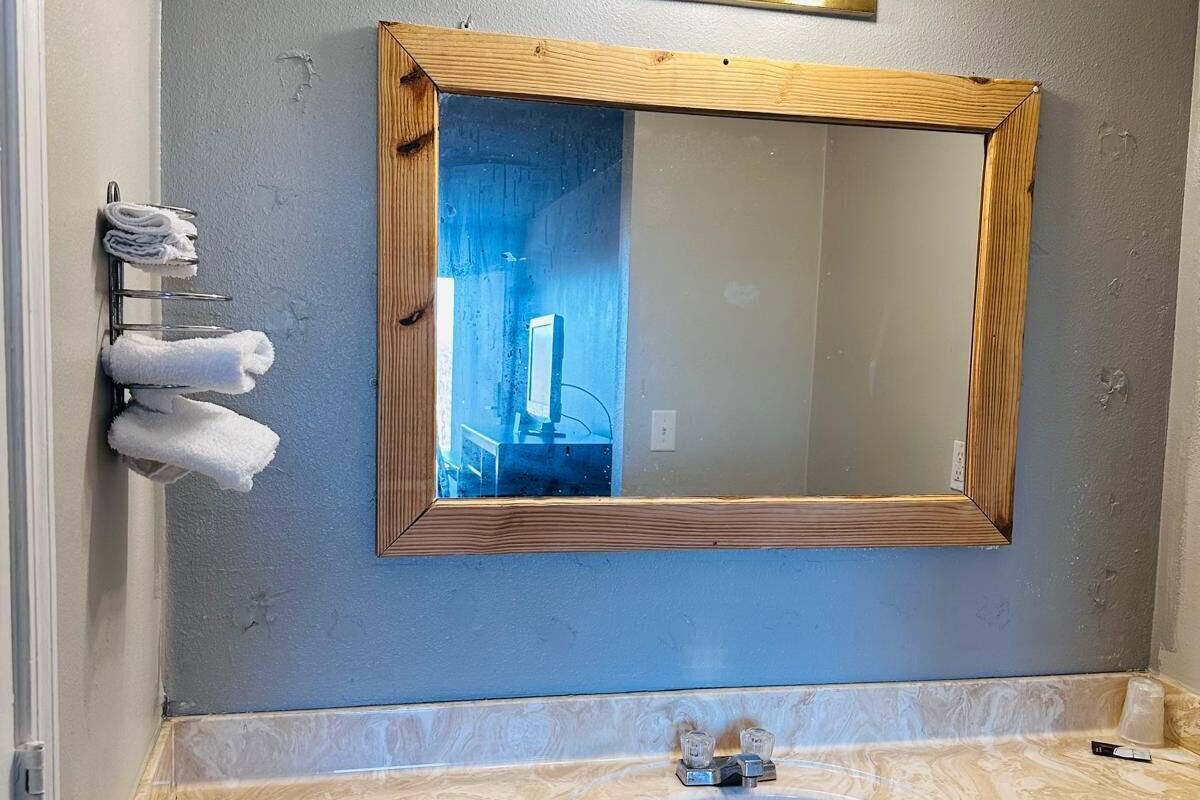 Tina con regadera, toallas, jabón, shampoo