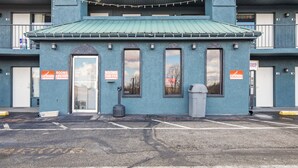 A building with two visible entrances, each marked with a sign indicating room numbers 101-107 and 108-114. - Capital O 3Y Motel Mount Vernon Renfro Valley (Mount Vernon)