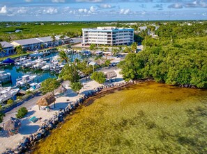 A resort with a marina, clear waters, and a hotel with multiple floors. - Ocean/Marina View Free Golf Cart Free Kayaks Pickleball (Key Largo)