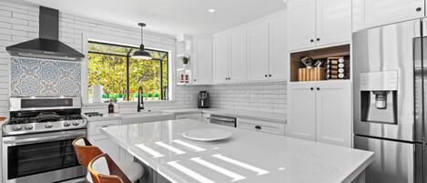 Frigorífico, microondas, horno y placa de cocina