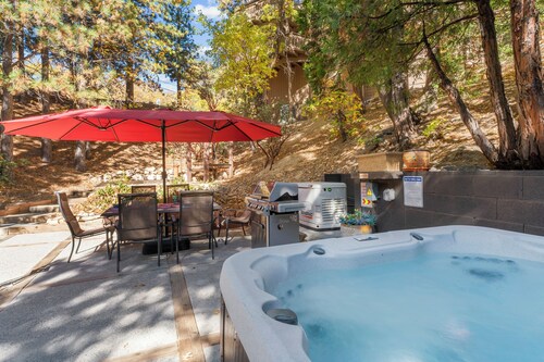 big family friendly cabin king bed, jacuzzi, fireplace, gameroom, car ev charger