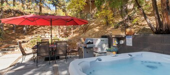 big family friendly cabin king bed, jacuzzi, fireplace, gameroom, car ev charger