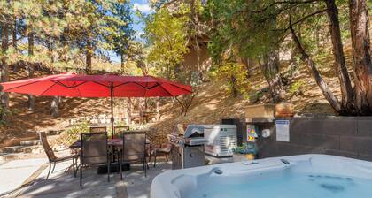 big family friendly cabin king bed, jacuzzi, fireplace, gameroom, car ev charger