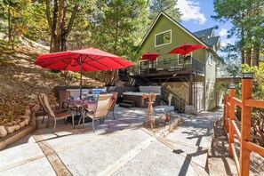 Outdoor dining - big family friendly cabin king bed, jacuzzi, fireplace, gameroom, car ev charger (Lake Arrowhead)
