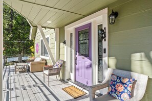 Terrace/patio - big family friendly cabin king bed, jacuzzi, fireplace, gameroom, car ev charger (Lake Arrowhead)
