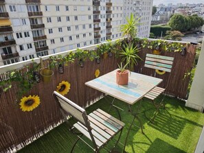 Outdoor dining - In the hanging garden (Vanves)