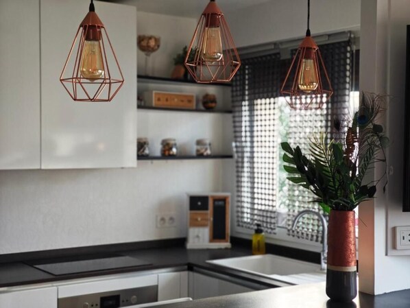 Fridge, microwave, stovetop, coffee/tea maker - In the hanging garden (Vanves)