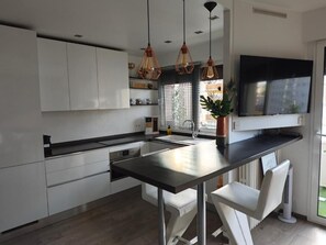 Réfrigérateur, micro-ondes, plaque de cuisson, cafetière/bouilloire