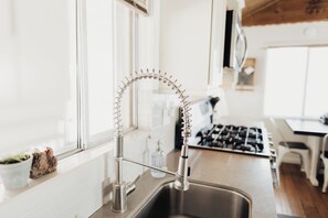 Køleskab, mikrobølgeovn, ovn, kogeplade