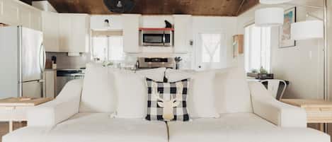 Smart TV, chimenea, libros, biblioteca de música