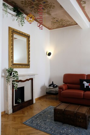 Smart TV, books - Il Salotto (Bologna)