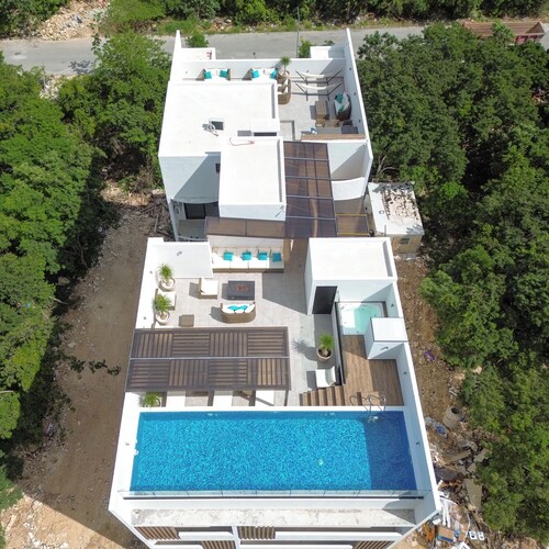 Modern vacation apartment with gym, jacuzzi, rooftop pool and sauna.