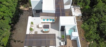 Depto vacacional moderno con gimnasio, jacuzzi, alberca en rooftop y sauna.