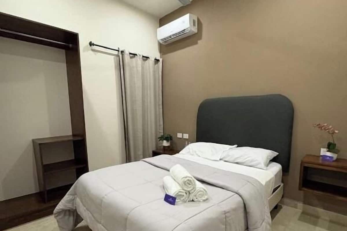 Habitación básica, 2 habitaciones, vistas al patio | Ropa de cama de alta calidad, wifi gratis, ropa de cama