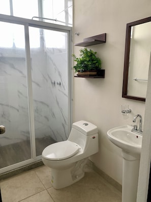 舒適雙人房 | 浴室 | 淋浴設備、免費盥洗用品、毛巾、肥皂