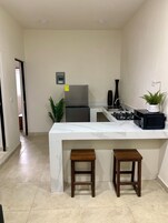 Refrigerador, microondas, placa de cocina