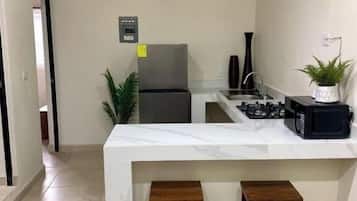 Habitación familiar, 2 habitaciones | Cocina privada | Refrigerador, microondas y parrilla de estufa