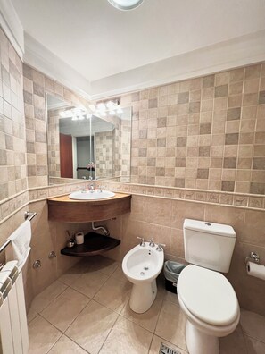 Hårføner, bidé, håndklær og toalettpapir