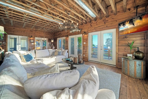 Fish Camp by Avantstay Unique Escape, Pool + Views!