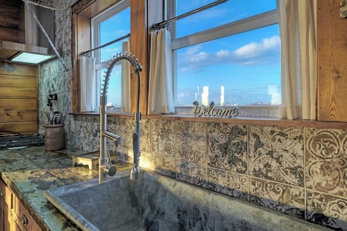 Fish Camp by Avantstay Unique Escape, Pool + Views!