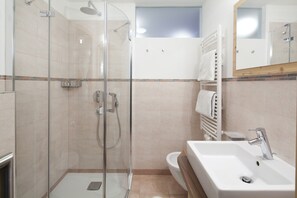 Regadera, bidet, toallas, jabón 