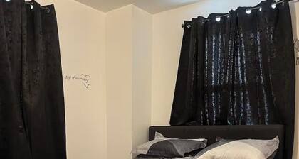 Charming 1-bedroom apartment with WiFi, AC in delightful Queens