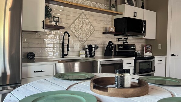 Fridge, microwave, oven, stovetop - The Shophouse at Transplant Acres (Bandera County)