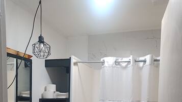 Haartrockner, Handtücher, Seife, Toilettenpapier