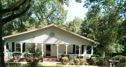 Country cottage in fantastic Natchez with WiFi, AC
