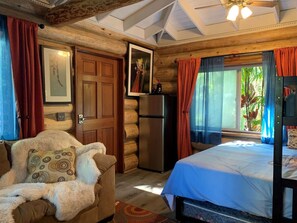 1 bedroom, desk, WiFi, bed sheets - FROG POND Cozy, streamside family cabin for 3 - 4 (Honokaa)