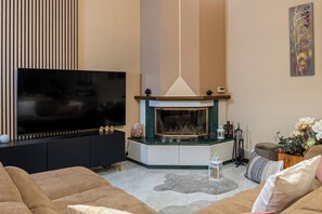 Smart-TV og peis