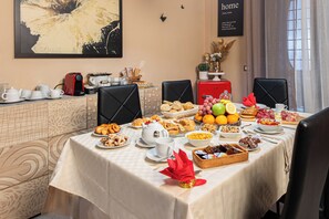 Dining - A haven of pure relaxation and elegance. Be enraptured by the Sabine Suite. (Roma)