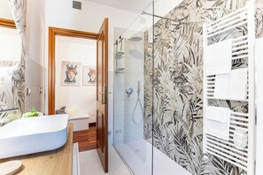 Shower, hair dryer, bidet, towels