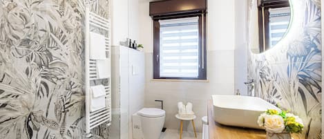 Shower, hair dryer, bidet, towels