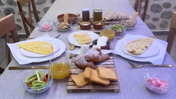 Daily full breakfast (EUR 10 per person)