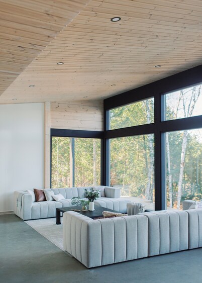 Bellevue: A cozy, Scandinavian-style cottage nestled on a hill.