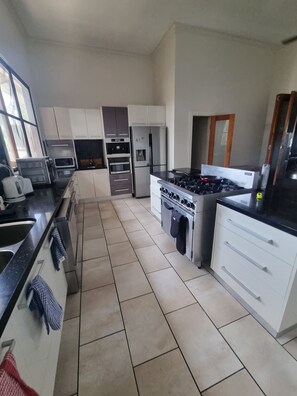 Grand réfrigérateur, micro-ondes, four