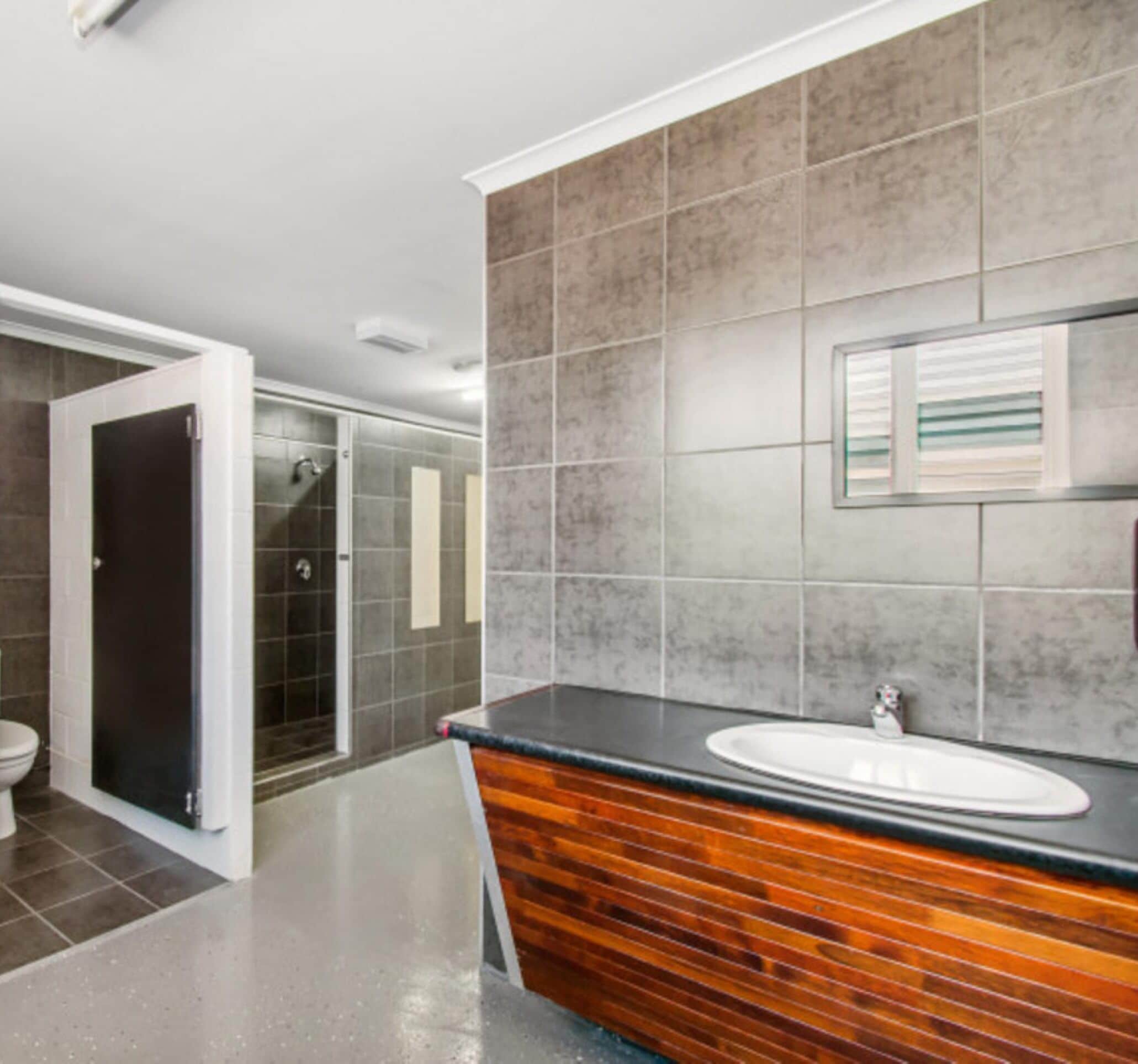 Douche, serviettes fournies, papier toilette