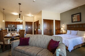 TV, fireplace - Soaring Eagle 414, Studio (Snowshoe)