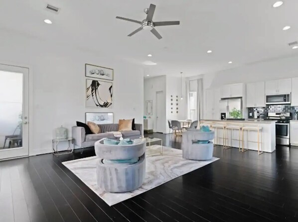 Smart TV - Rooftop Skyline View (Houston)